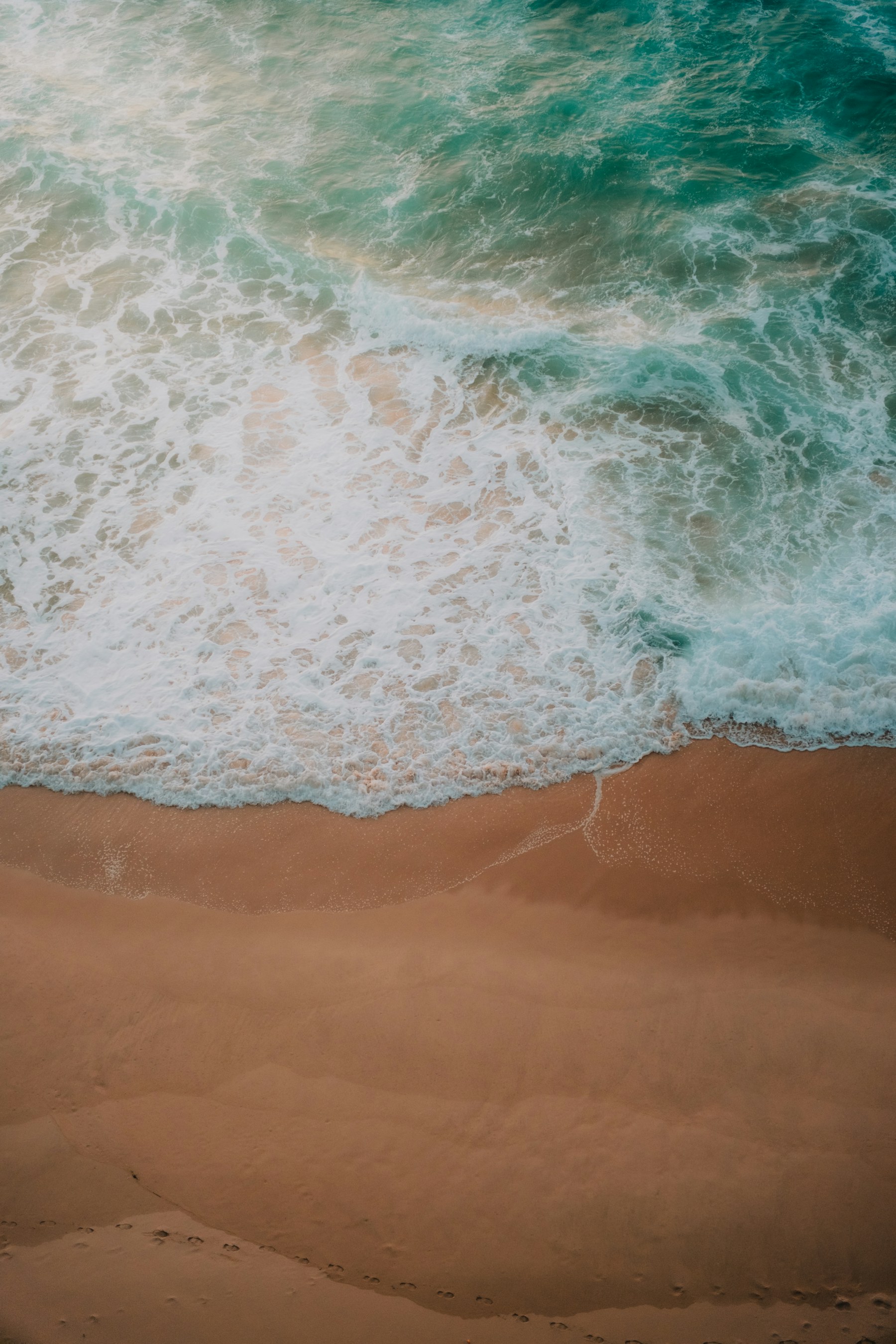 Zonnige rotskust bij de Algarve