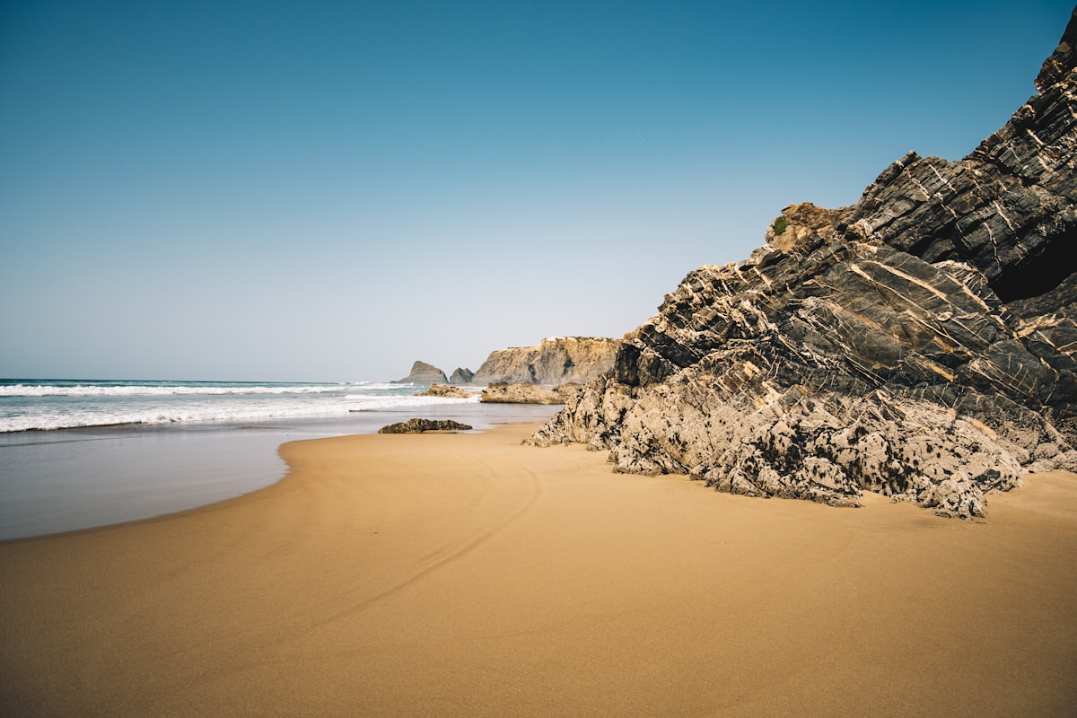 Breed zandstrand en blauwe zee als bestemming van een pakketreis